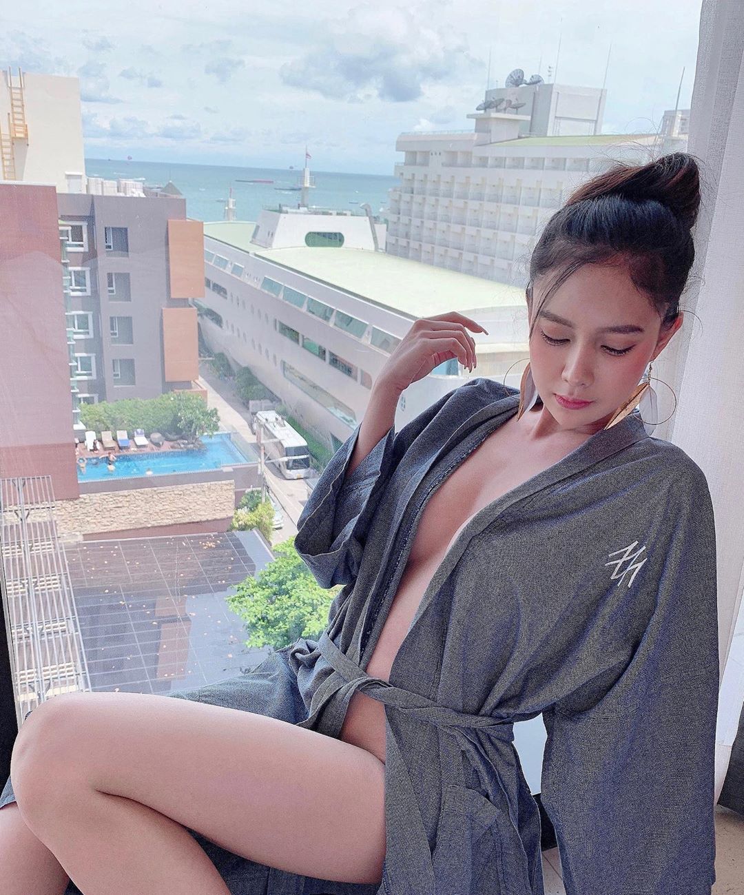 勾人媚眼捧起胸前圓乳 回眸電眼讓人心動不已-第1章-图片4