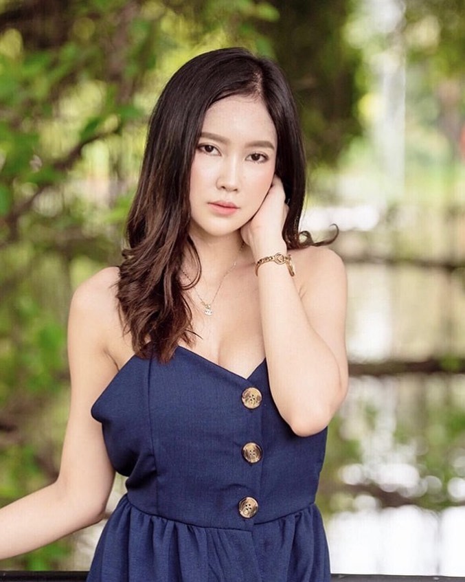 勾人媚眼捧起胸前圓乳 回眸電眼讓人心動不已-第1章-图片12