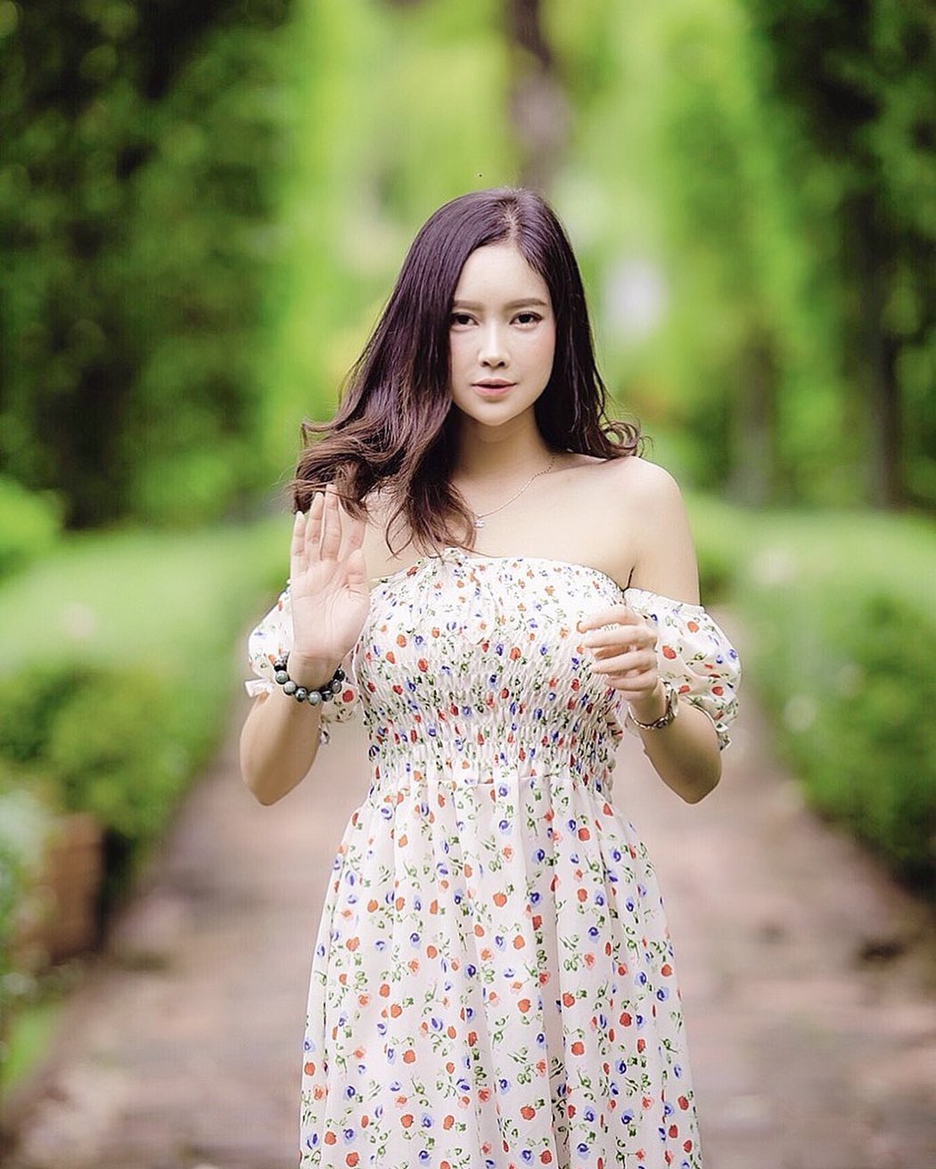 勾人媚眼捧起胸前圓乳 回眸電眼讓人心動不已-第1章-图片11