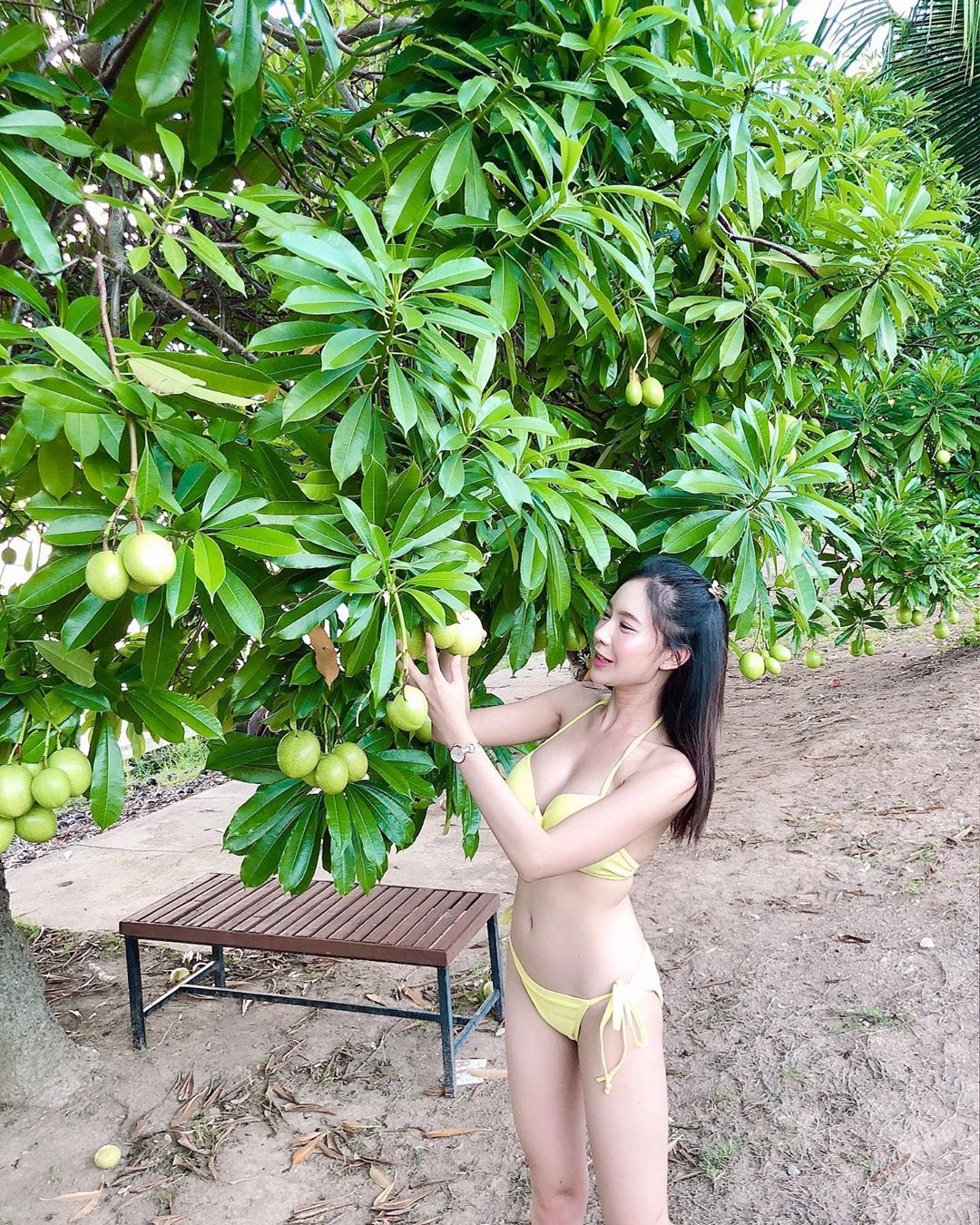 勾人媚眼捧起胸前圓乳 回眸電眼讓人心動不已-第1章-图片15