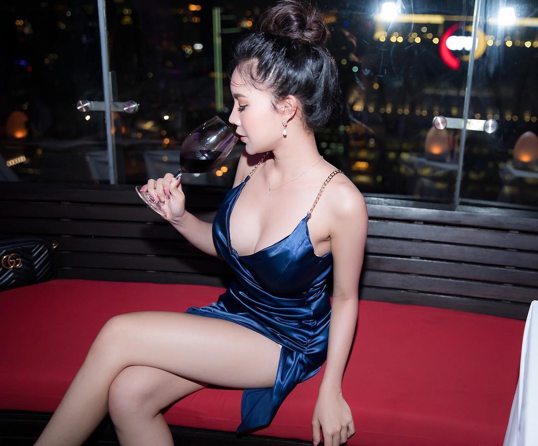 勾人媚眼捧起胸前圓乳 回眸電眼讓人心動不已-第1章-图片19
