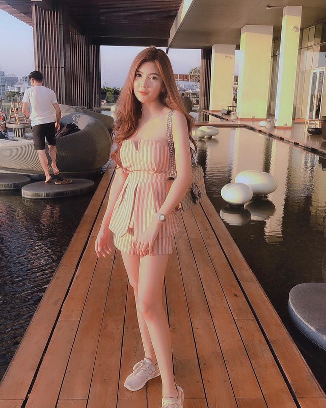 纖細美腿嫩乳半粒露出 身材太火辣讓人分心-第1章-图片10