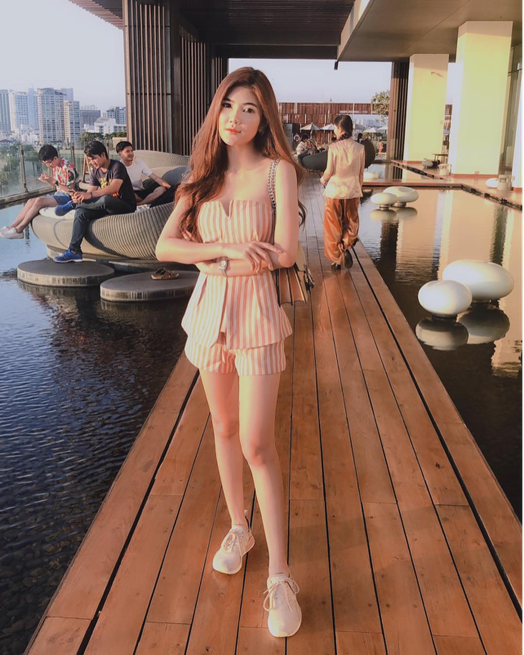 纖細美腿嫩乳半粒露出 身材太火辣讓人分心-第1章-图片11