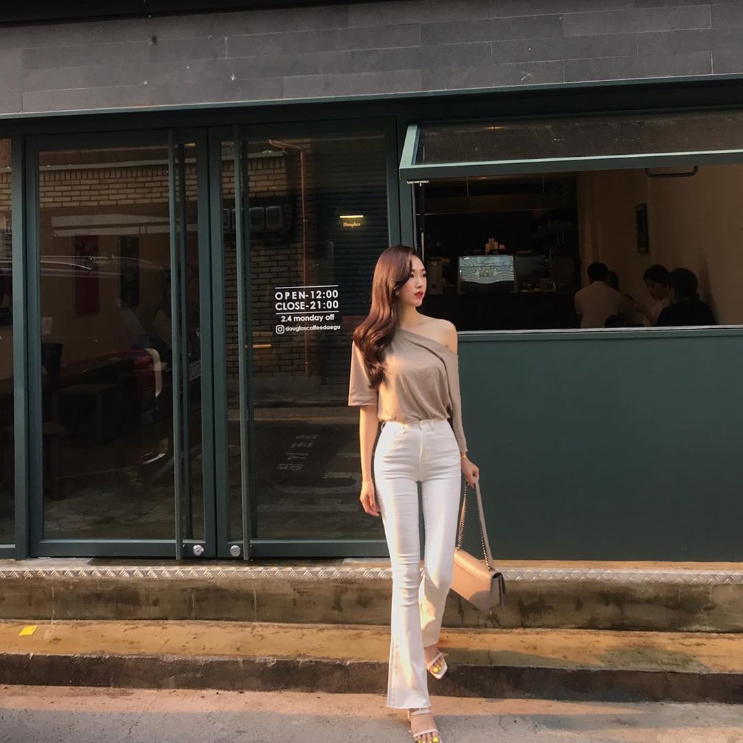 渾圓嫩乳超飽滿 撩人姿態讓大家戀愛感爆棚-第1章-图片1