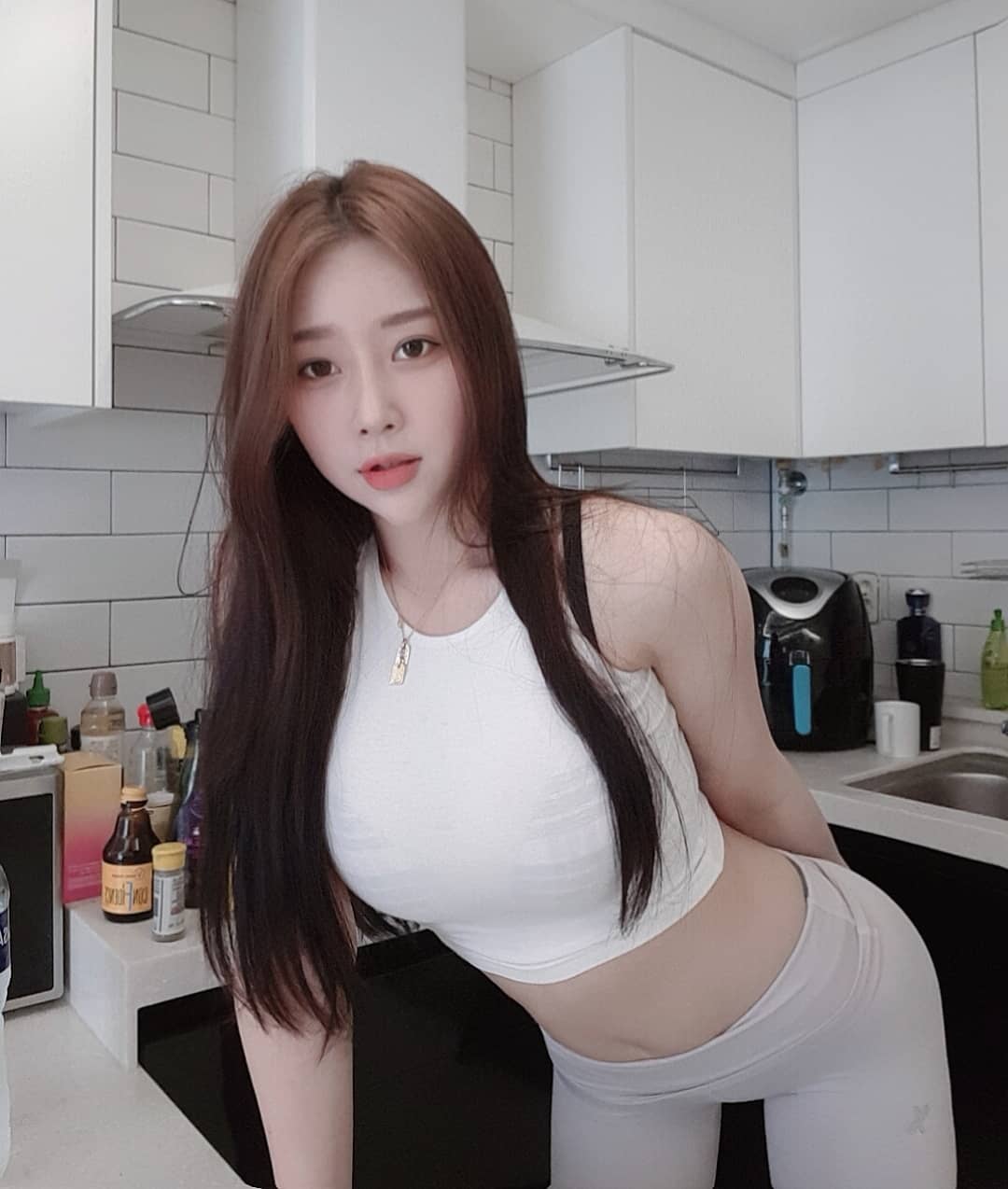 超狂水滴美乳不吝嗇展現 乳香四溢讓我眼神離不開-第1章-图片2