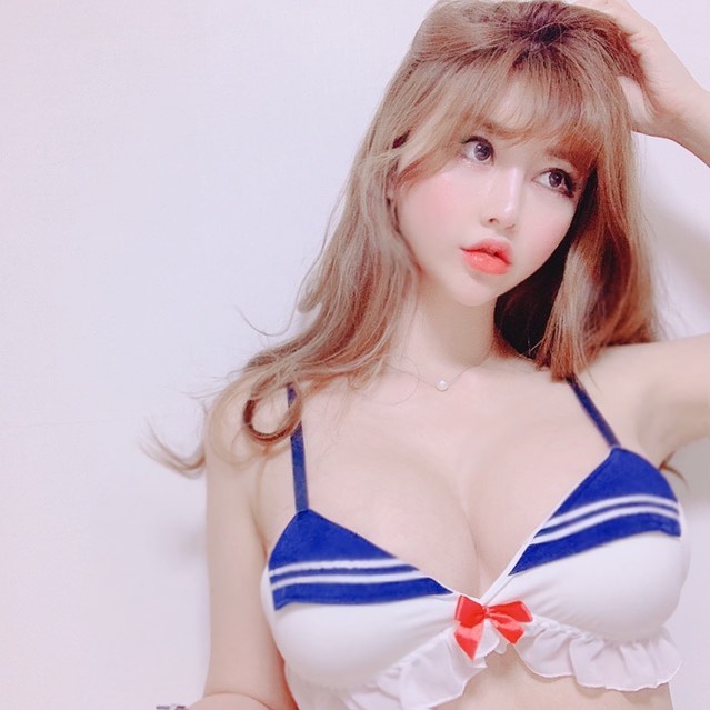 S級乳溝曲線飄奶香氣 往下一看讓人把持不住-第1章-图片4