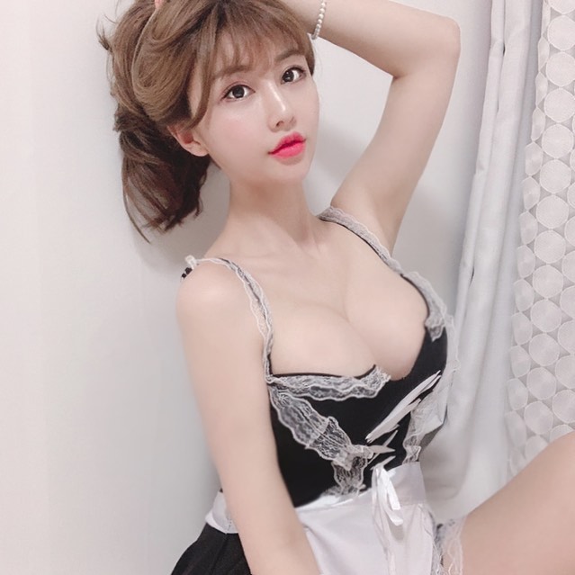 S級乳溝曲線飄奶香氣 往下一看讓人把持不住-第1章-图片9