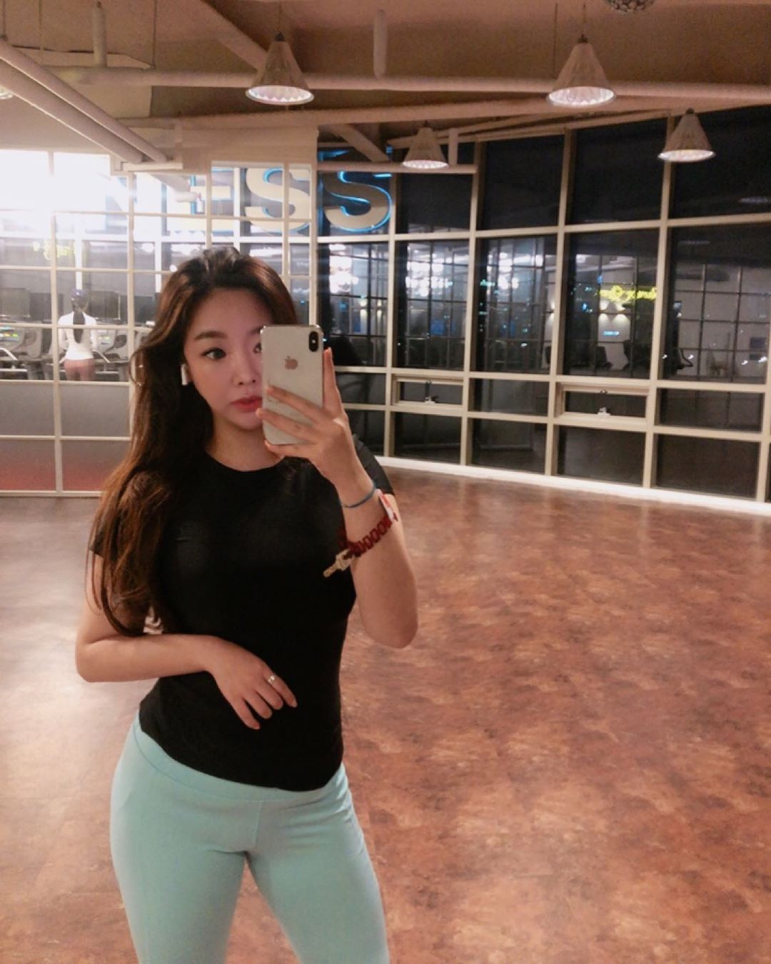 白嫩木瓜奶有夠亮 腰束奶澎魅惑顏值太犯規-第1章-图片2