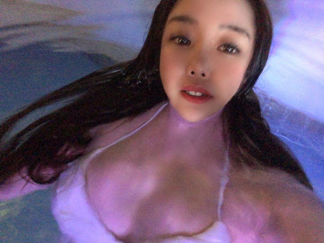 白嫩木瓜奶有夠亮 腰束奶澎魅惑顏值太犯規-第1章-图片6