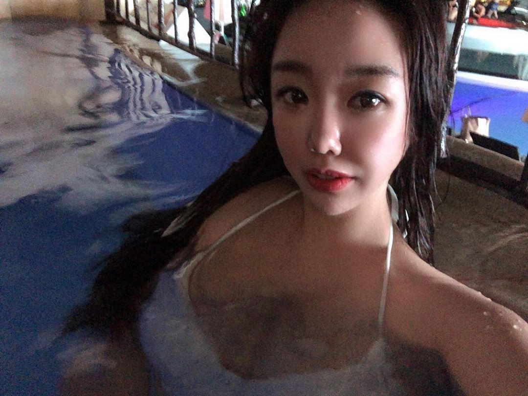 白嫩木瓜奶有夠亮 腰束奶澎魅惑顏值太犯規-第1章-图片8