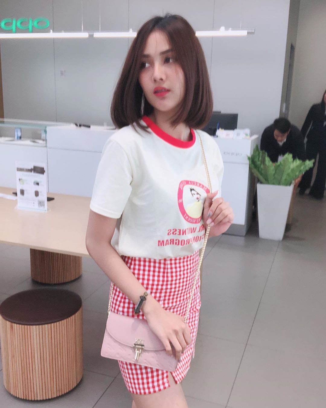 纖細身材微露巨乳 衣服遮不住呼之欲出太過分-第1章-图片12
