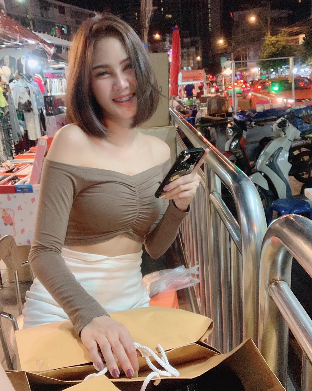 纖細身材微露巨乳 衣服遮不住呼之欲出太過分-第1章-图片16
