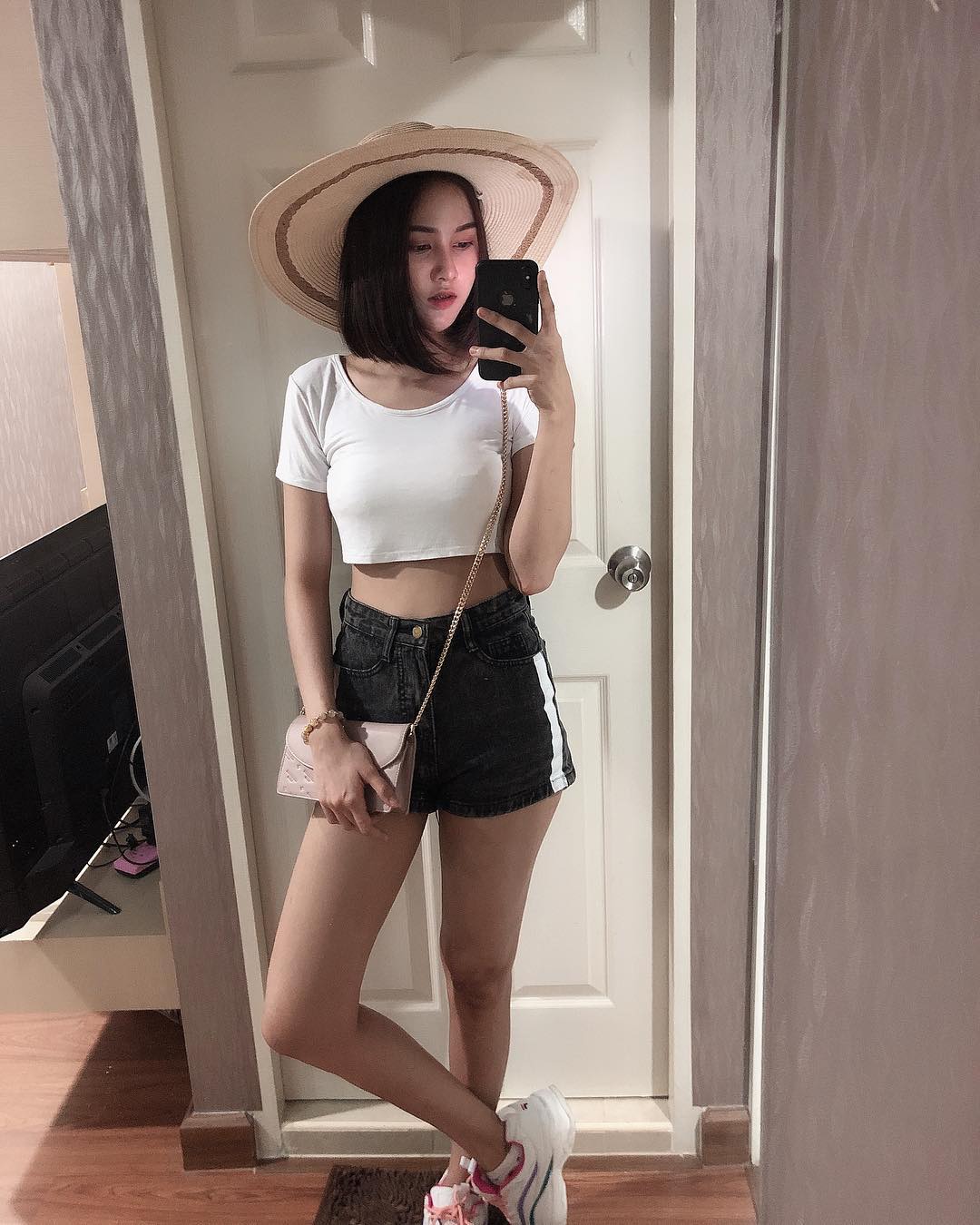 纖細身材微露巨乳 衣服遮不住呼之欲出太過分-第1章-图片19