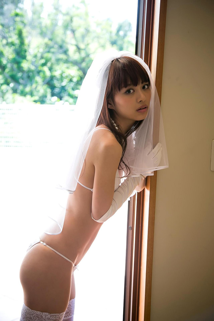 2017年2月15日 【寫真】人氣急升內田理央以半裸露背照盡顯纖瘦白滑身段-第1章-图片2