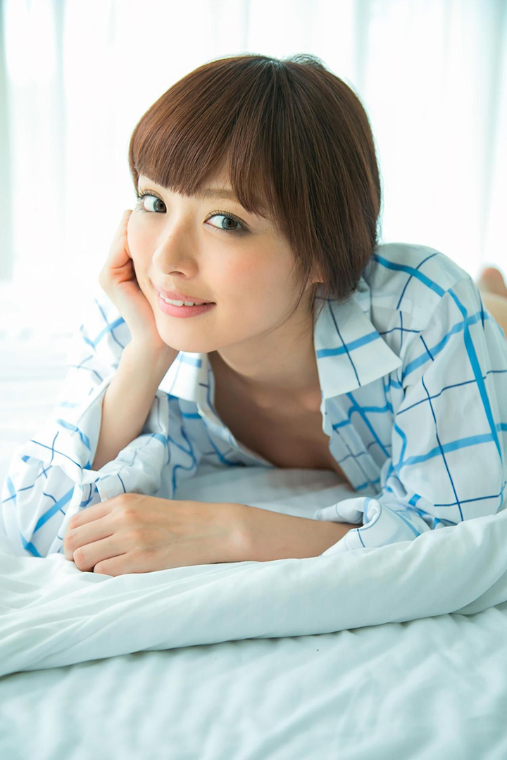 2017年2月15日 【寫真】人氣急升內田理央以半裸露背照盡顯纖瘦白滑身段-第1章-图片17