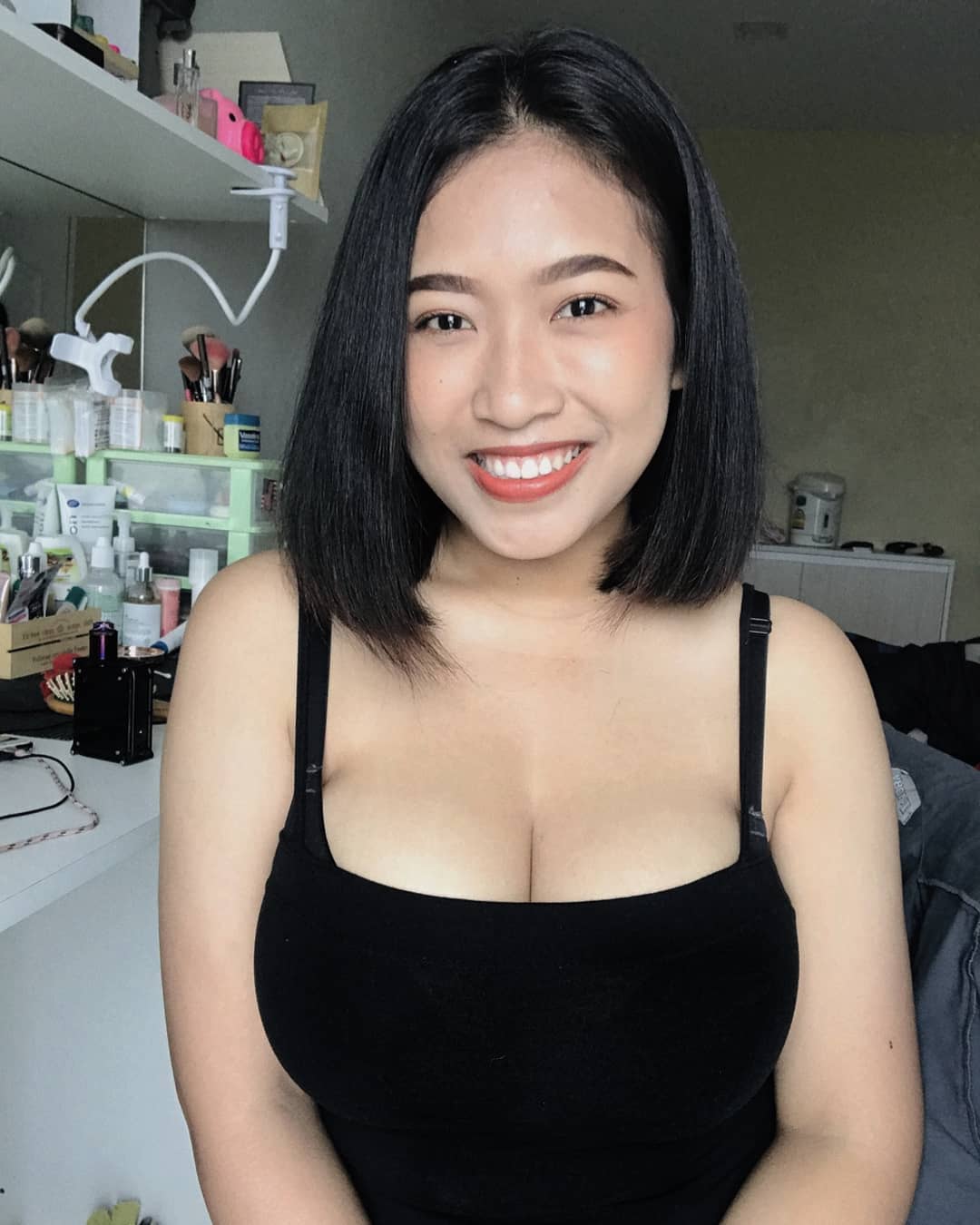 露出渾圓北半球 超深乳溝傾國傾城迷倒所有人-第1章-图片1