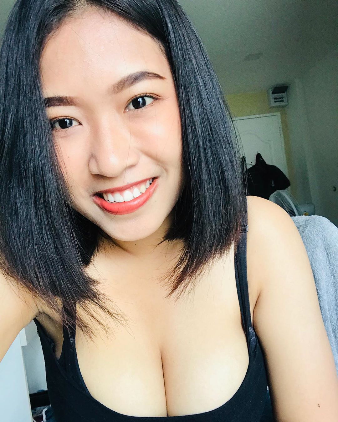 露出渾圓北半球 超深乳溝傾國傾城迷倒所有人-第1章-图片2