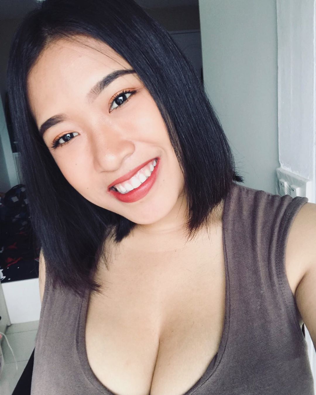 露出渾圓北半球 超深乳溝傾國傾城迷倒所有人-第1章-图片4