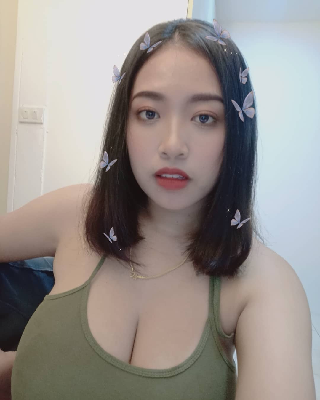 露出渾圓北半球 超深乳溝傾國傾城迷倒所有人-第1章-图片11