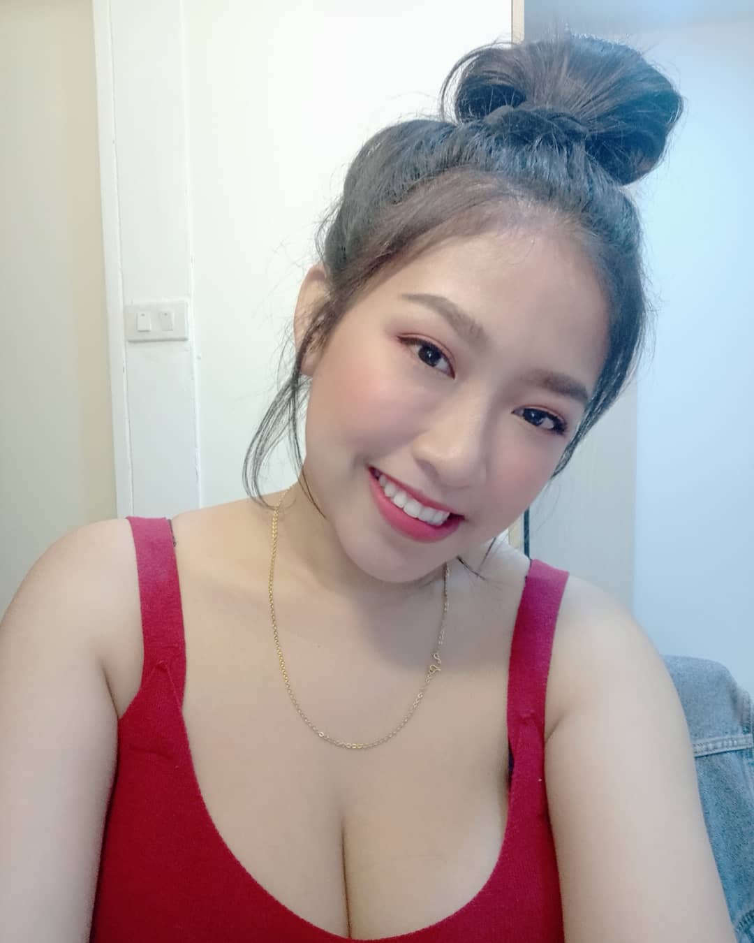 露出渾圓北半球 超深乳溝傾國傾城迷倒所有人-第1章-图片19