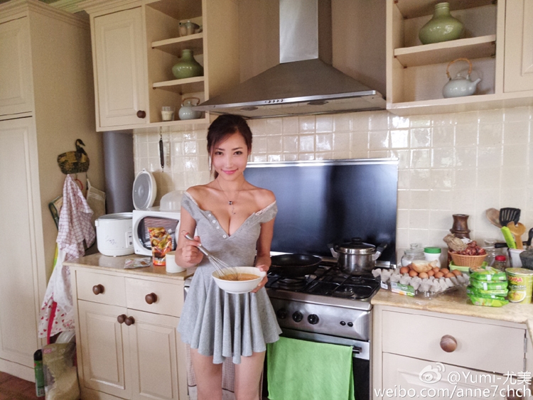 白嫩美胸的性感「廚娘」Yumi尤美-第1章-图片3