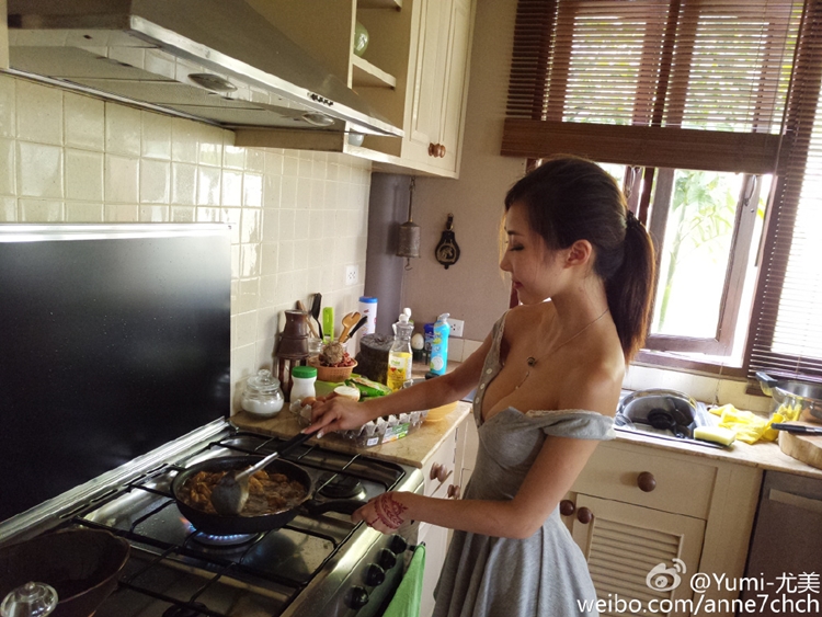 白嫩美胸的性感「廚娘」Yumi尤美-第1章-图片19