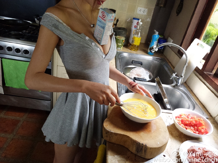 白嫩美胸的性感「廚娘」Yumi尤美-第1章-图片20