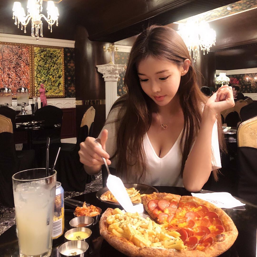 胸前肉彈整團爆出 逆天美腿讓網友秒圈粉