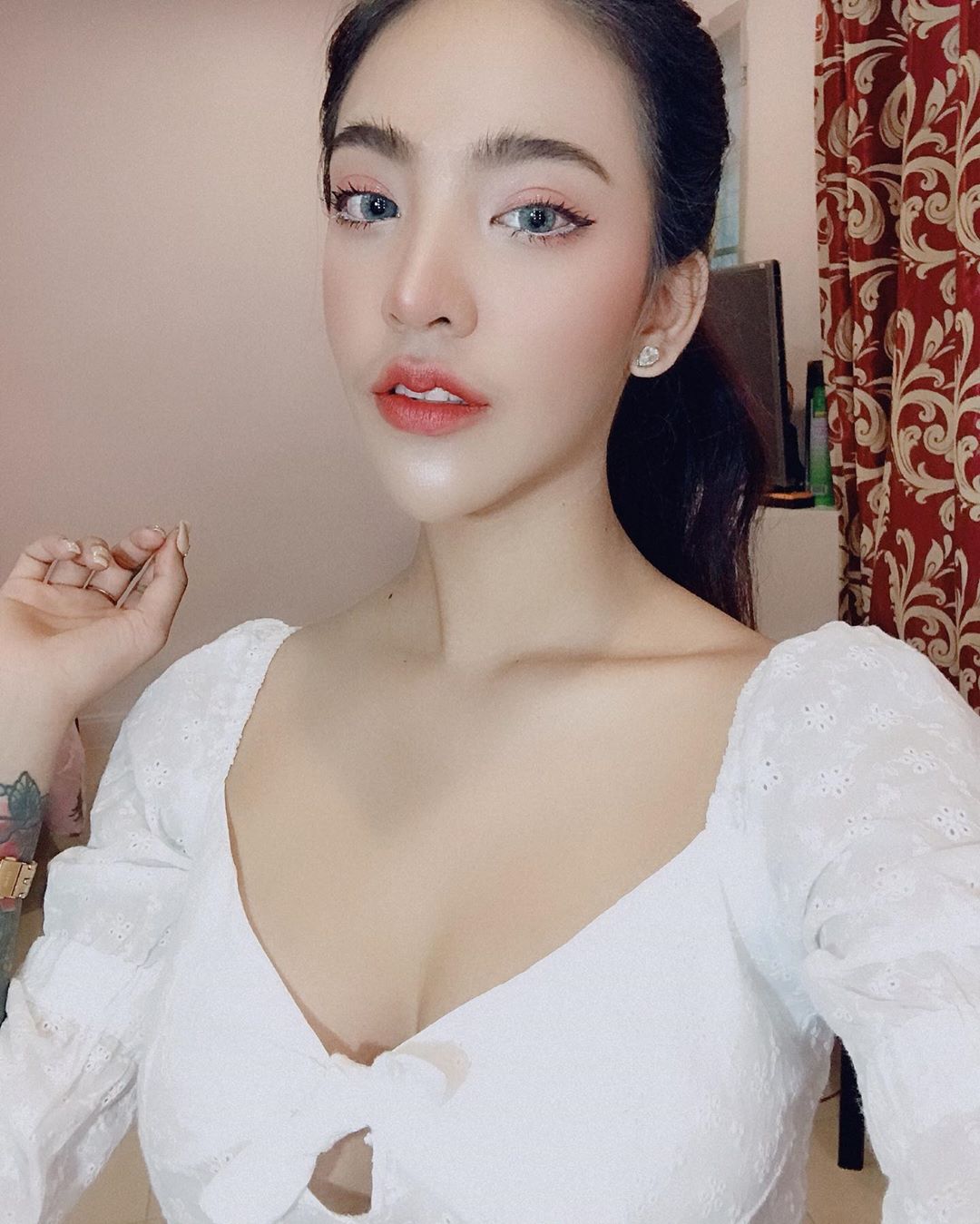 蜂腰美顏夠天菜 挺出超狂巨奶一次看個夠-第1章-图片1