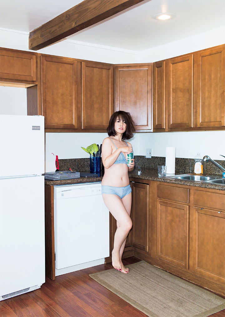 2017年11月29日 34歲磯山沙也加力保巨乳為第26本寫真集性感出擊-第1章-图片4