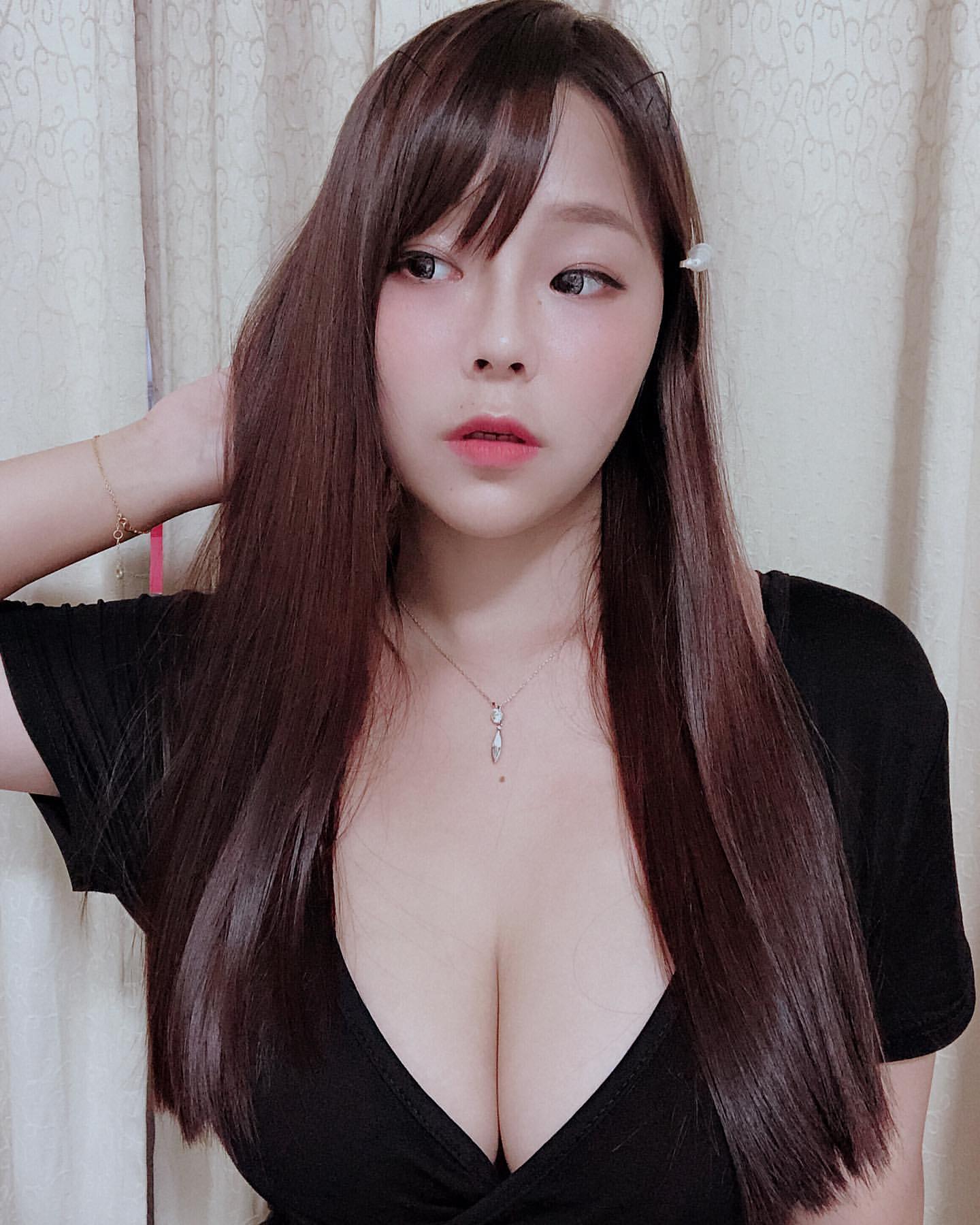 郭婉柔身材太暴力超軟綿歐派晃到ininder-第1章-图片3
