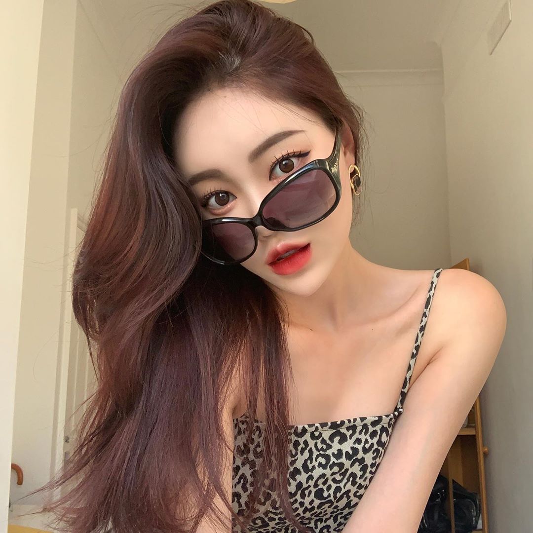 逆天蜜腿超愛炫 超殺電眼讓人移不開視線-第1章-图片8