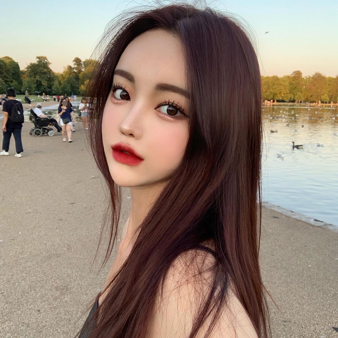 逆天蜜腿超愛炫 超殺電眼讓人移不開視線-第1章-图片5