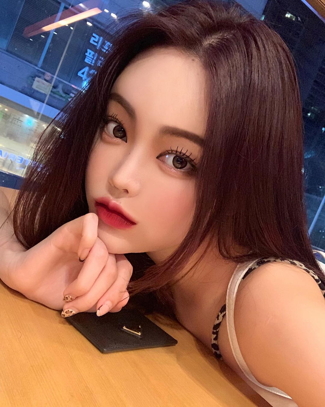 逆天蜜腿超愛炫 超殺電眼讓人移不開視線-第1章-图片11