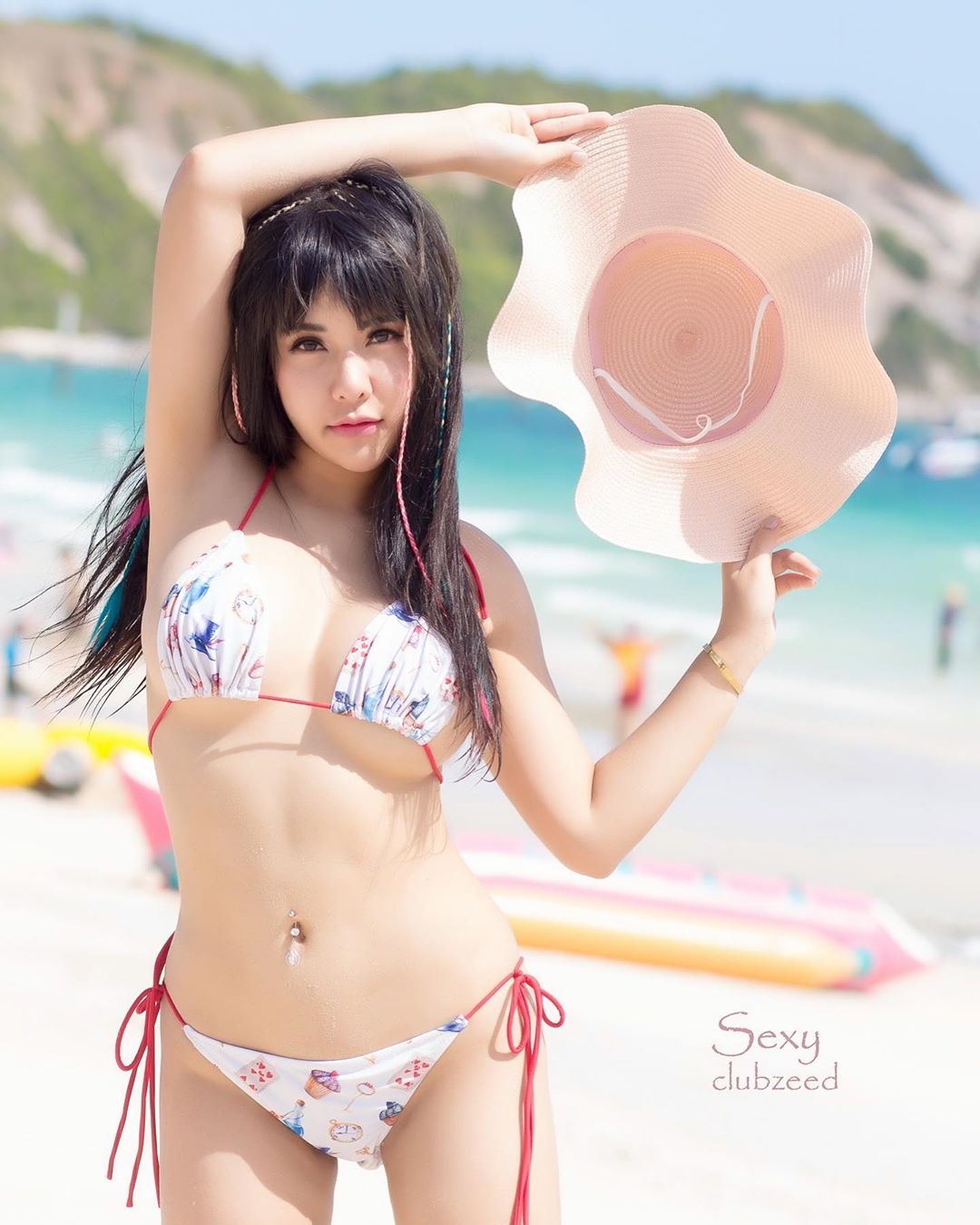 重量級雪乳勒緊 乳香狂洩網友全瘋了