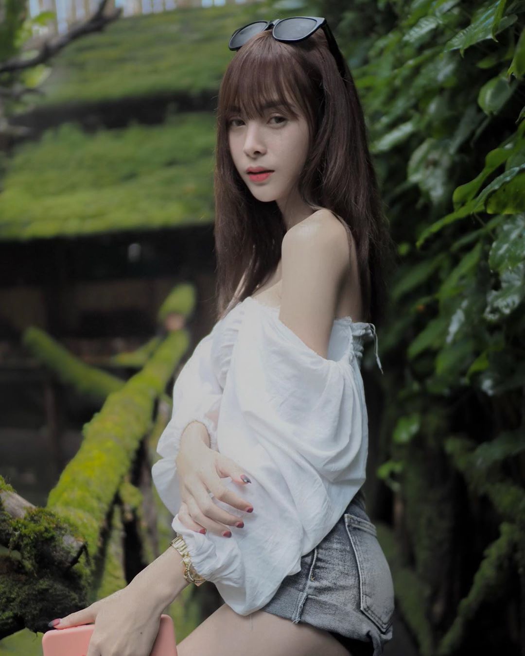 深溝暗藏頂級美胸弧度 妖豔指數破表網友受不了