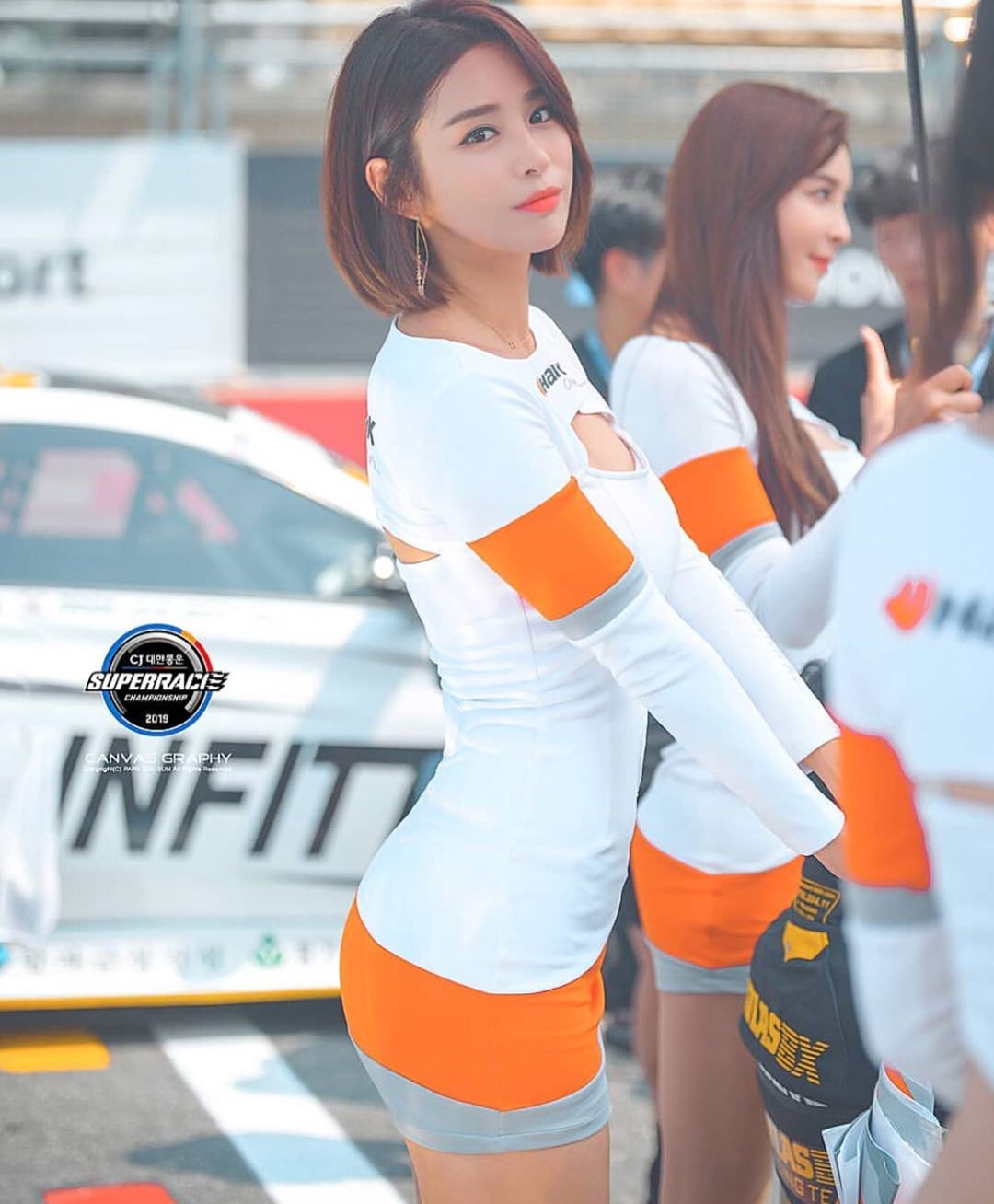 現役賽車女郎 前凸後翹身材實在炙手可熱-第1章-图片2