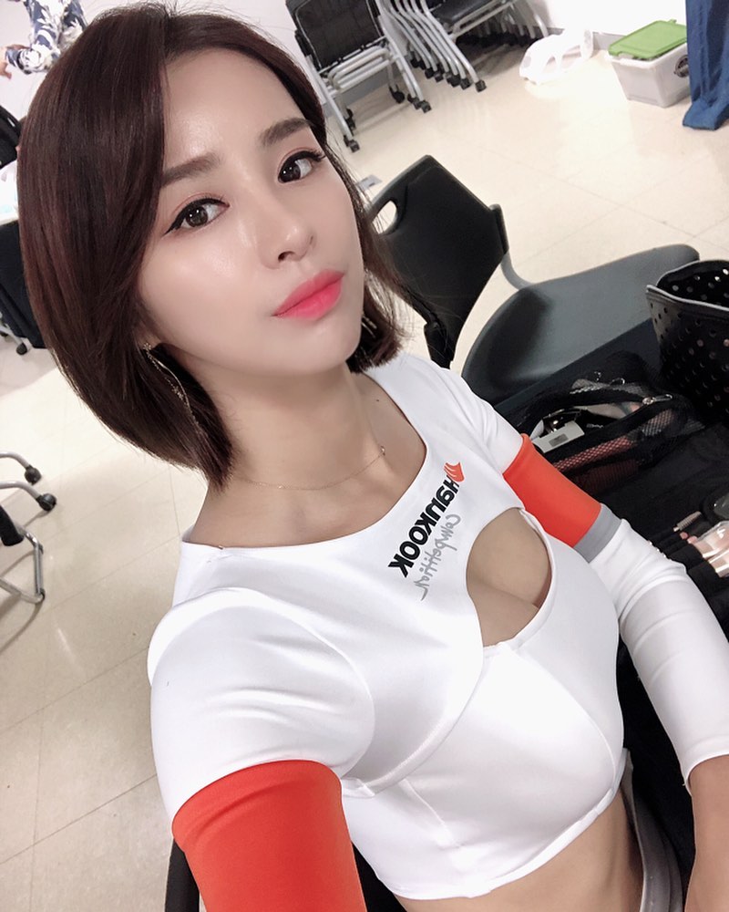 現役賽車女郎 前凸後翹身材實在炙手可熱-第1章-图片11