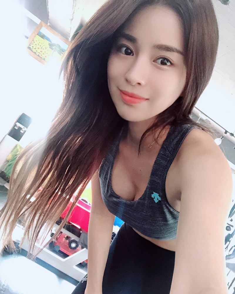 現役賽車女郎 前凸後翹身材實在炙手可熱-第1章-图片19