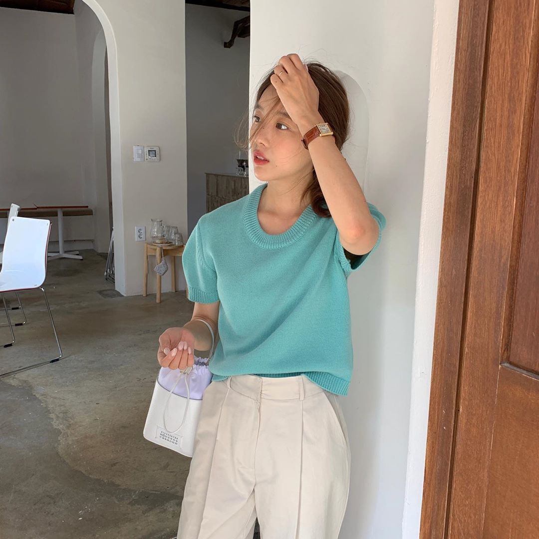 俏麗姊姊迷人笑容 白皙嫩腿透出鮮豔光澤好撩人