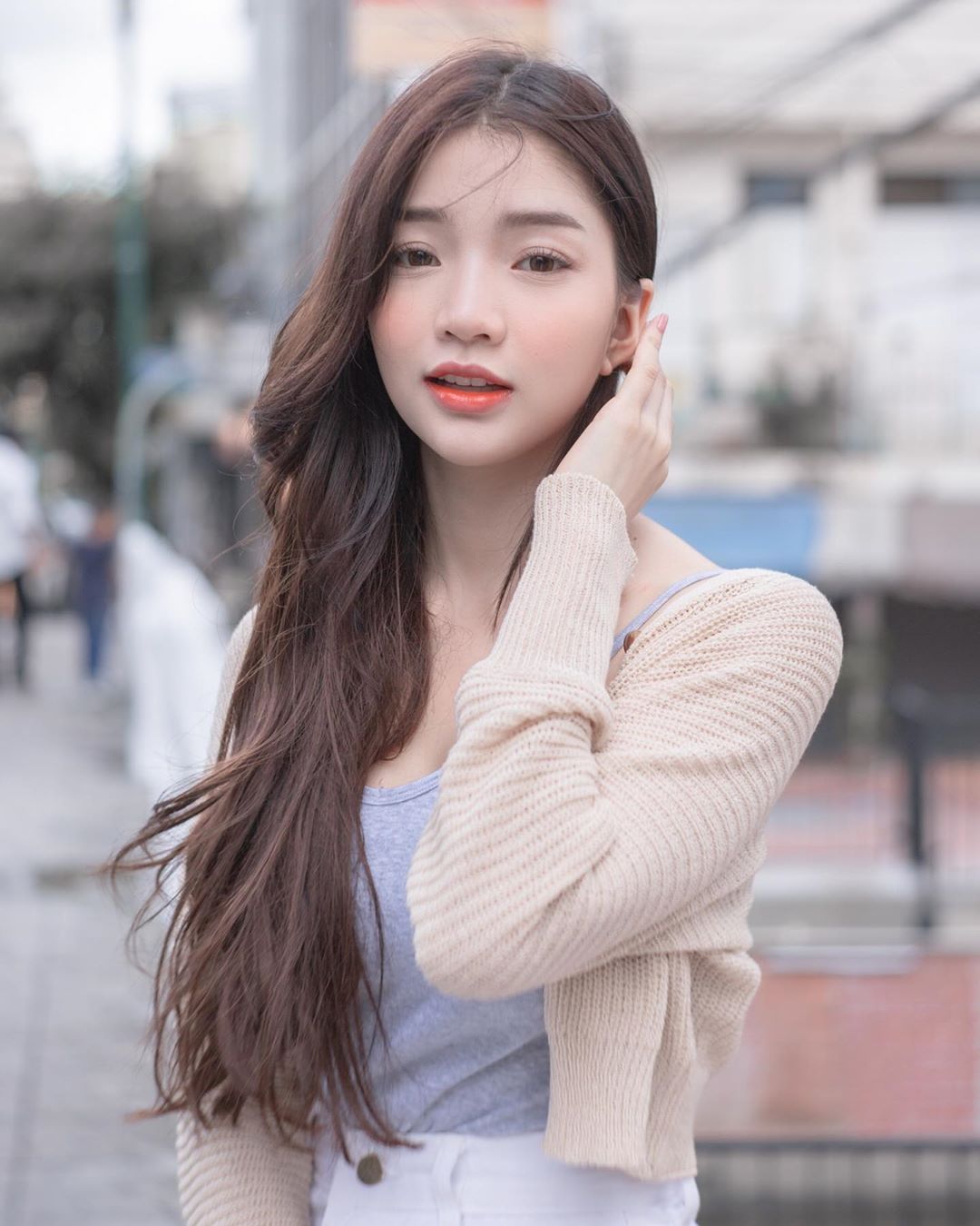 完美身材比例飽滿長輩 天然美顏讓網友躁動