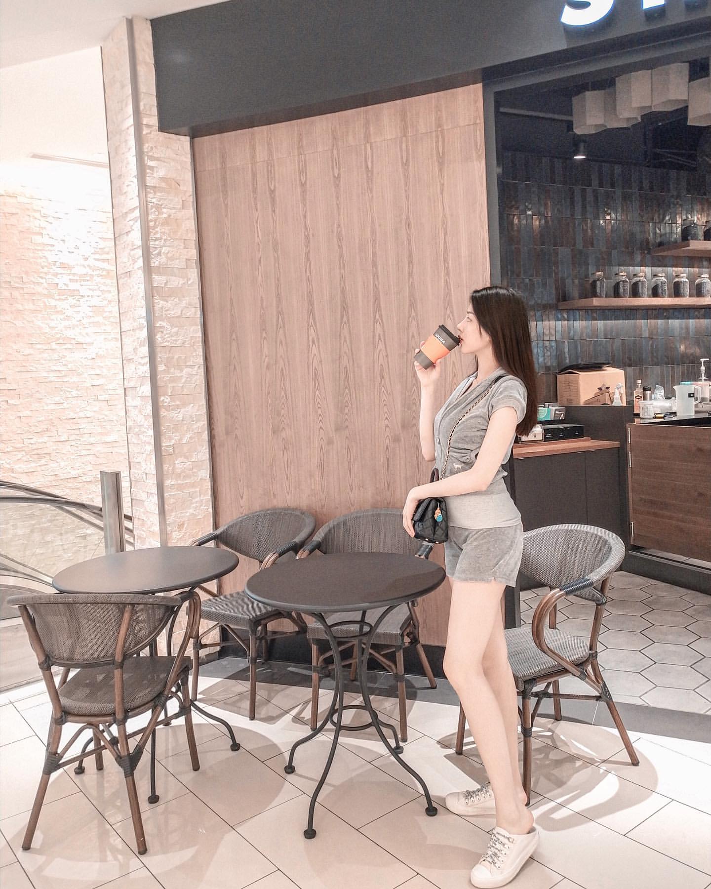Big eyes sweet sister a pair of electric eyes laughing straight like the moon.-第1章-图片2