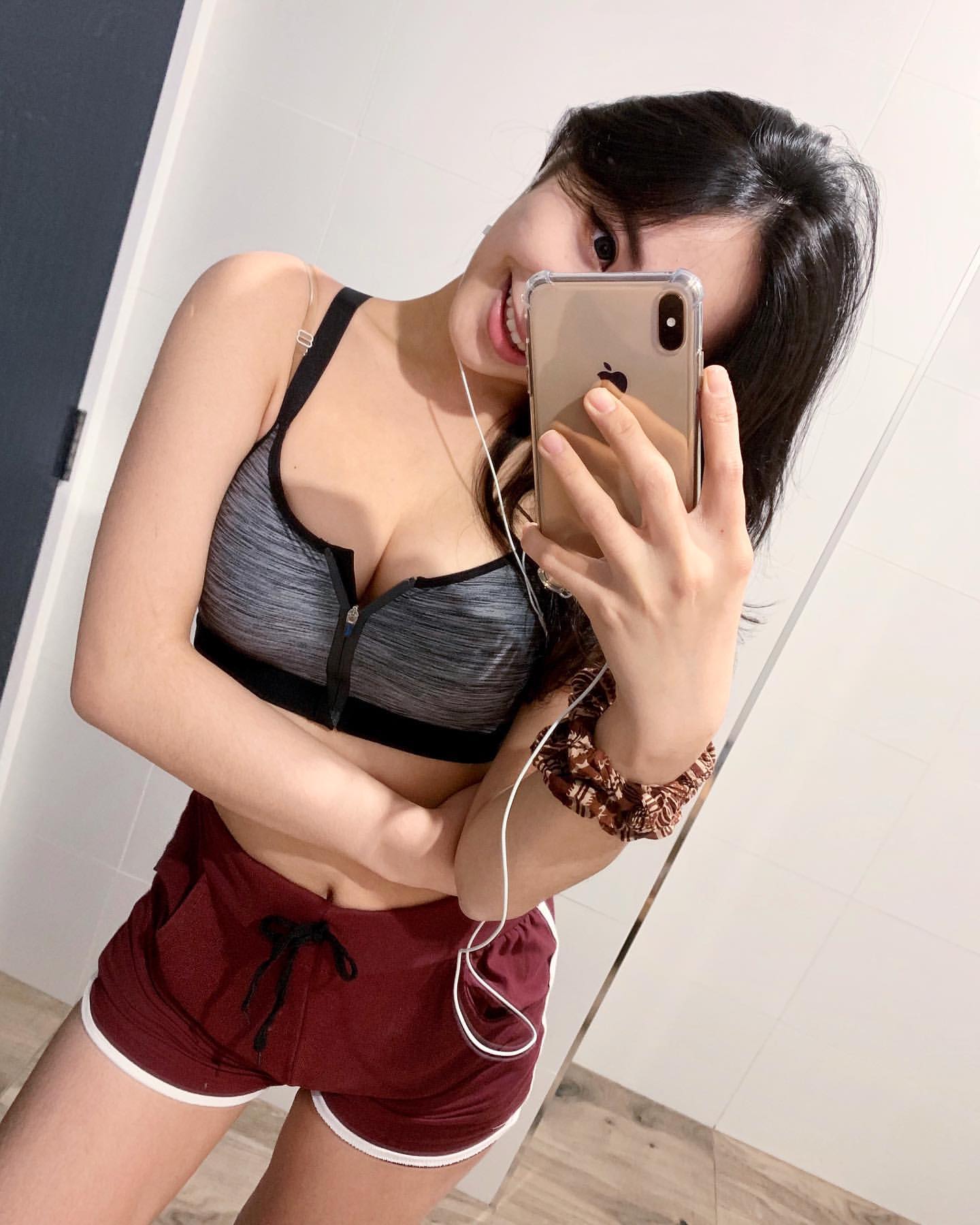 IG滑開「白嫩巨乳填滿畫面」奶香大飄:必須跪著 Evonne Goh 吳玟黎-第1章-图片12