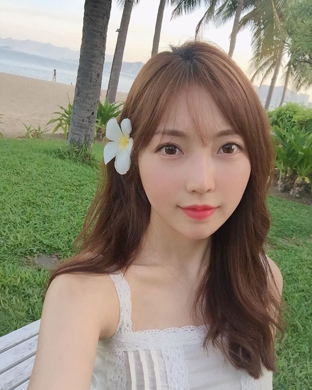 大姊姊外表暗藏波濤洶湧 完美乳溝線條盡收眼底