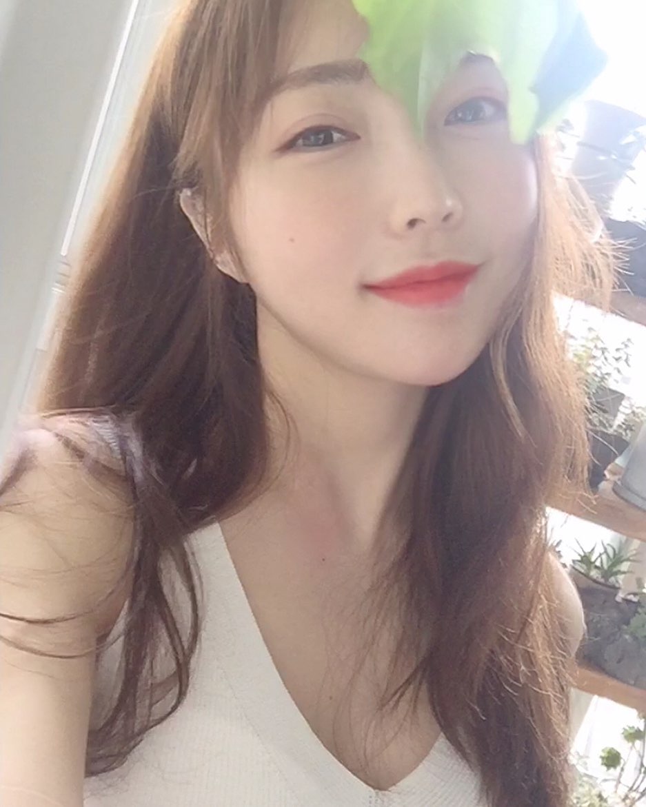 大姊姊外表暗藏波濤洶湧 完美乳溝線條盡收眼底-第1章-图片13