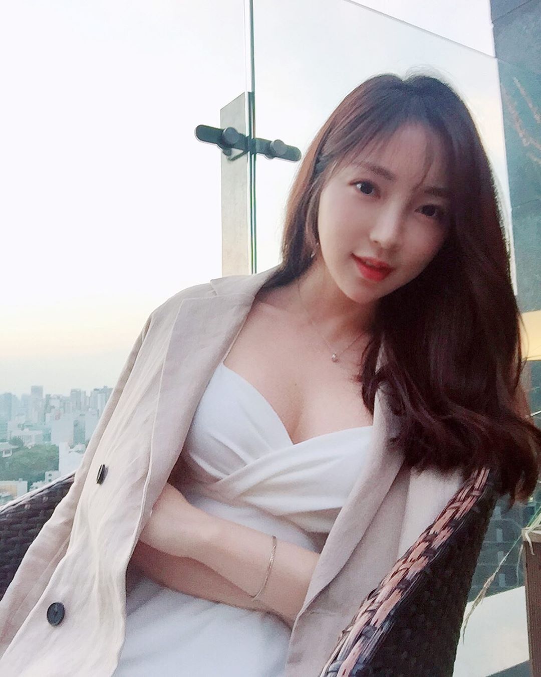 大姊姊外表暗藏波濤洶湧 完美乳溝線條盡收眼底-第1章-图片18