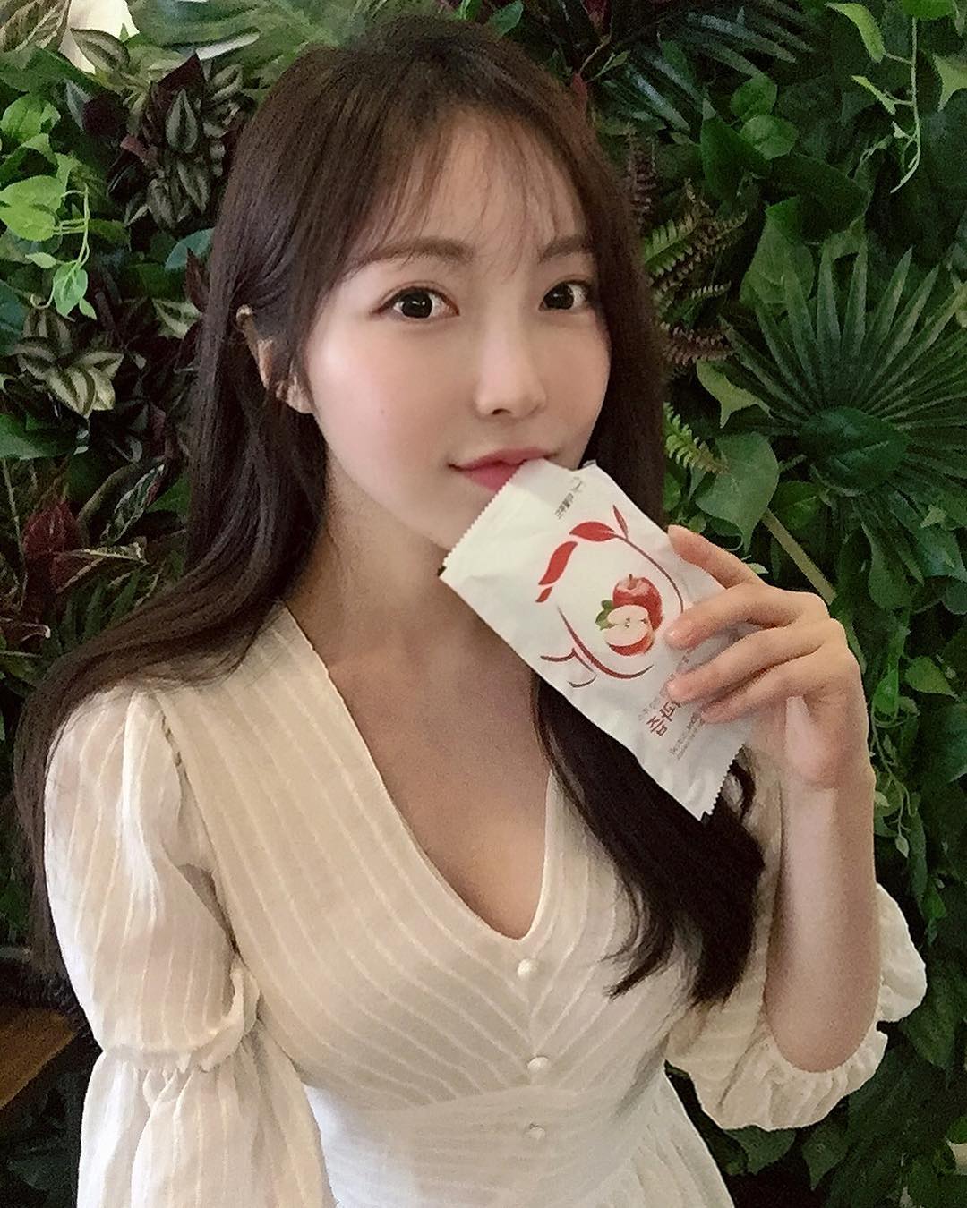 大姊姊外表暗藏波濤洶湧 完美乳溝線條盡收眼底-第1章-图片19