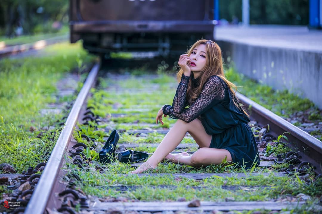 大眼美女展現巨乳不害羞 魅惑眼神令人全身酥麻-第1章-图片1