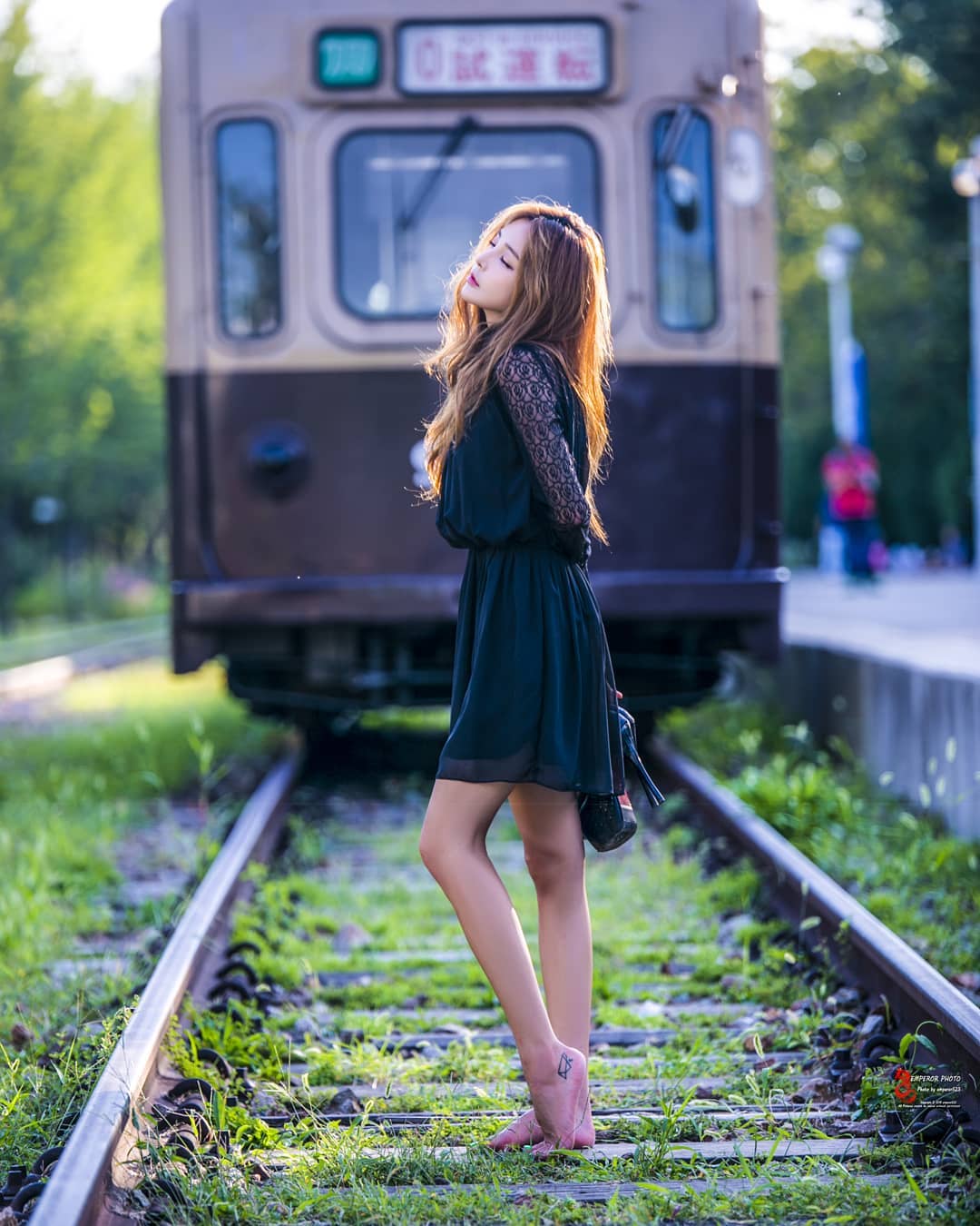 大眼美女展現巨乳不害羞 魅惑眼神令人全身酥麻-第1章-图片2