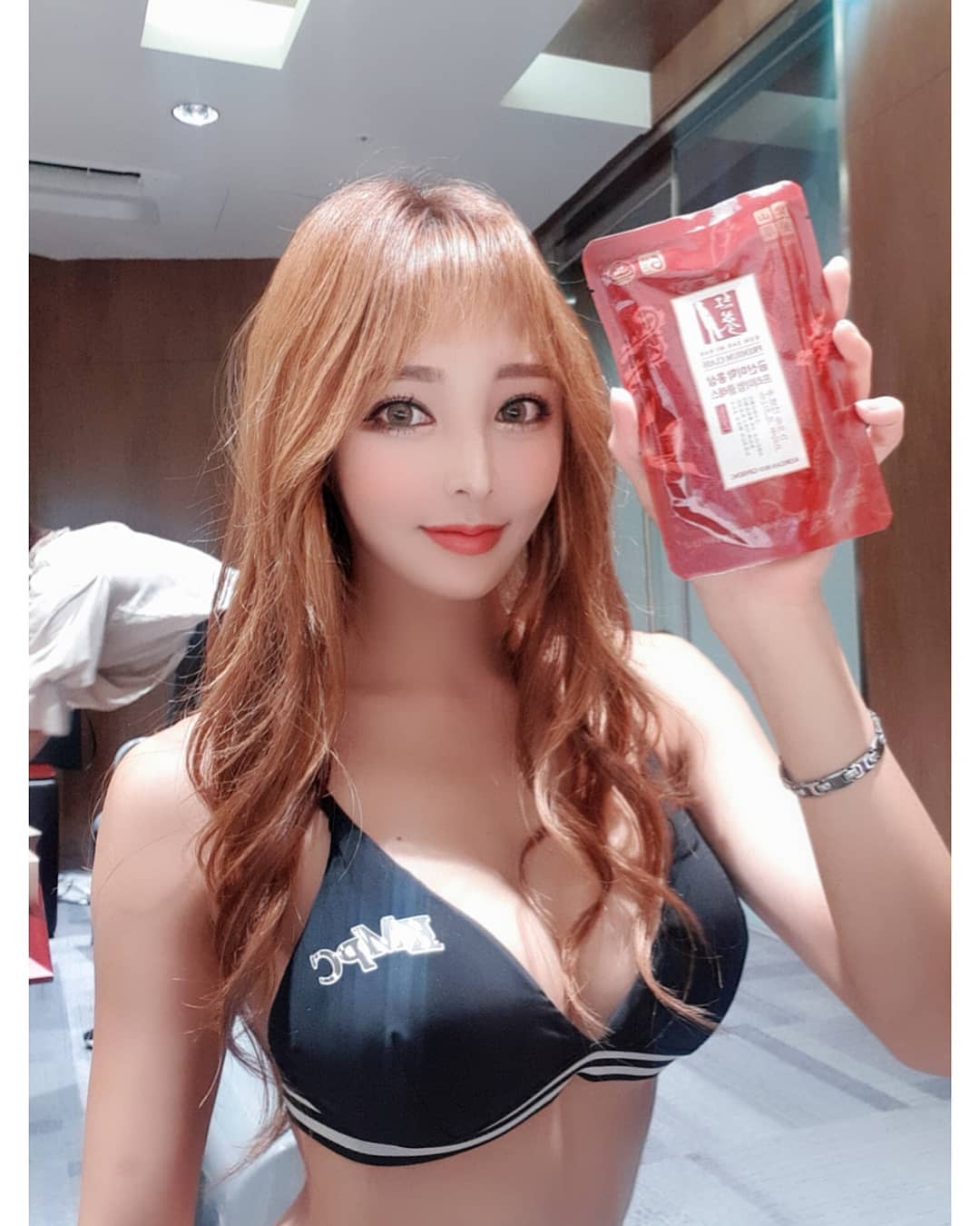 大眼美女展現巨乳不害羞 魅惑眼神令人全身酥麻-第1章-图片3